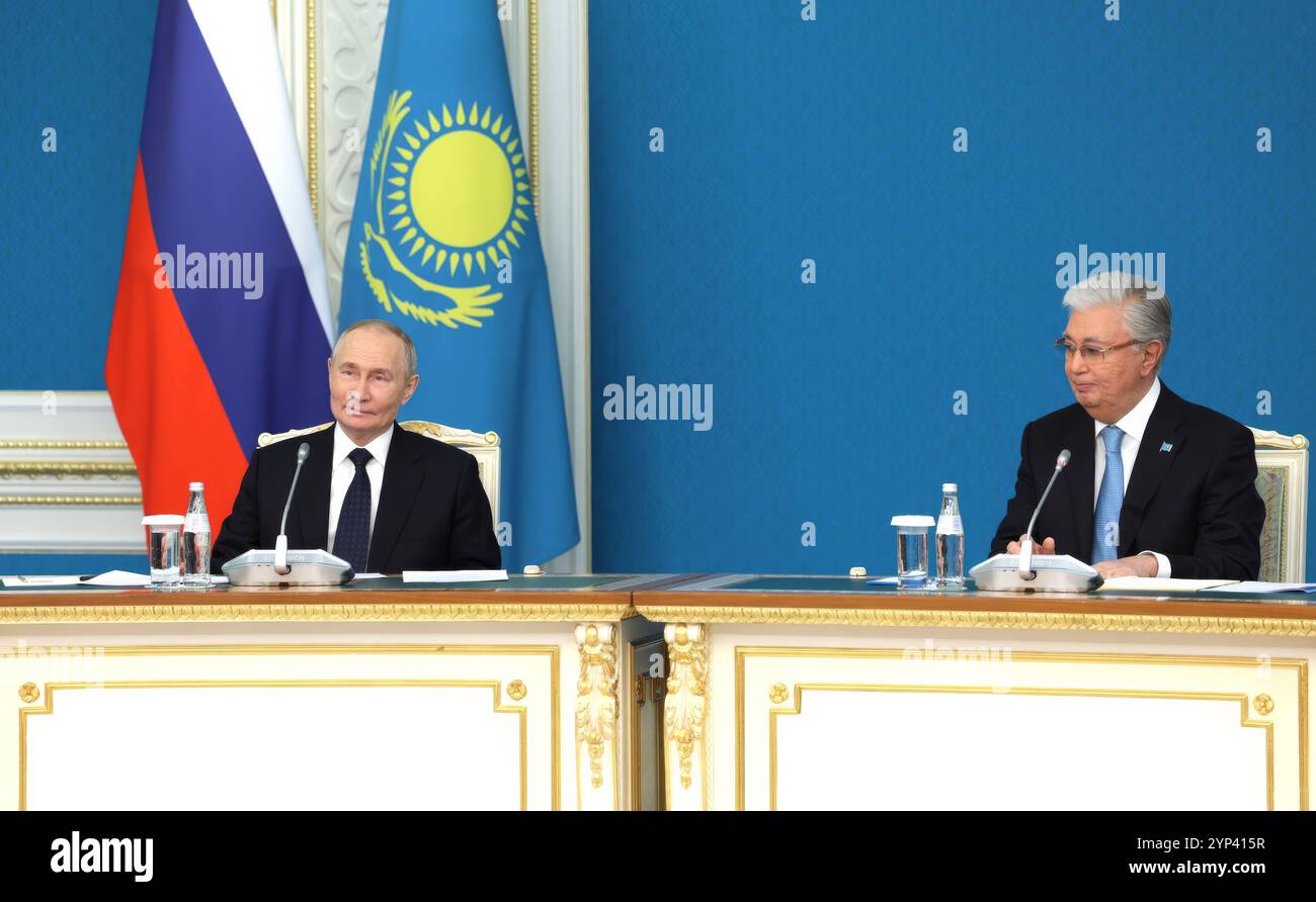 Astana, Kazakistan. 27 novembre 2024. Il presidente russo Vladimir Putin, a sinistra, e il presidente kassym-Jomart Tokayev, a destra, ascoltate durante una cerimonia remota per aprire una filiale dell'Università nazionale kazaka di al-Farabi presso l'Università statale di Omsk dalla residenza presidenziale di Akorda, il 27 novembre 2024 ad Astana, Kazakistan. Crediti: Gavriil Grigorov/piscina del Cremlino/Alamy Live News Foto Stock