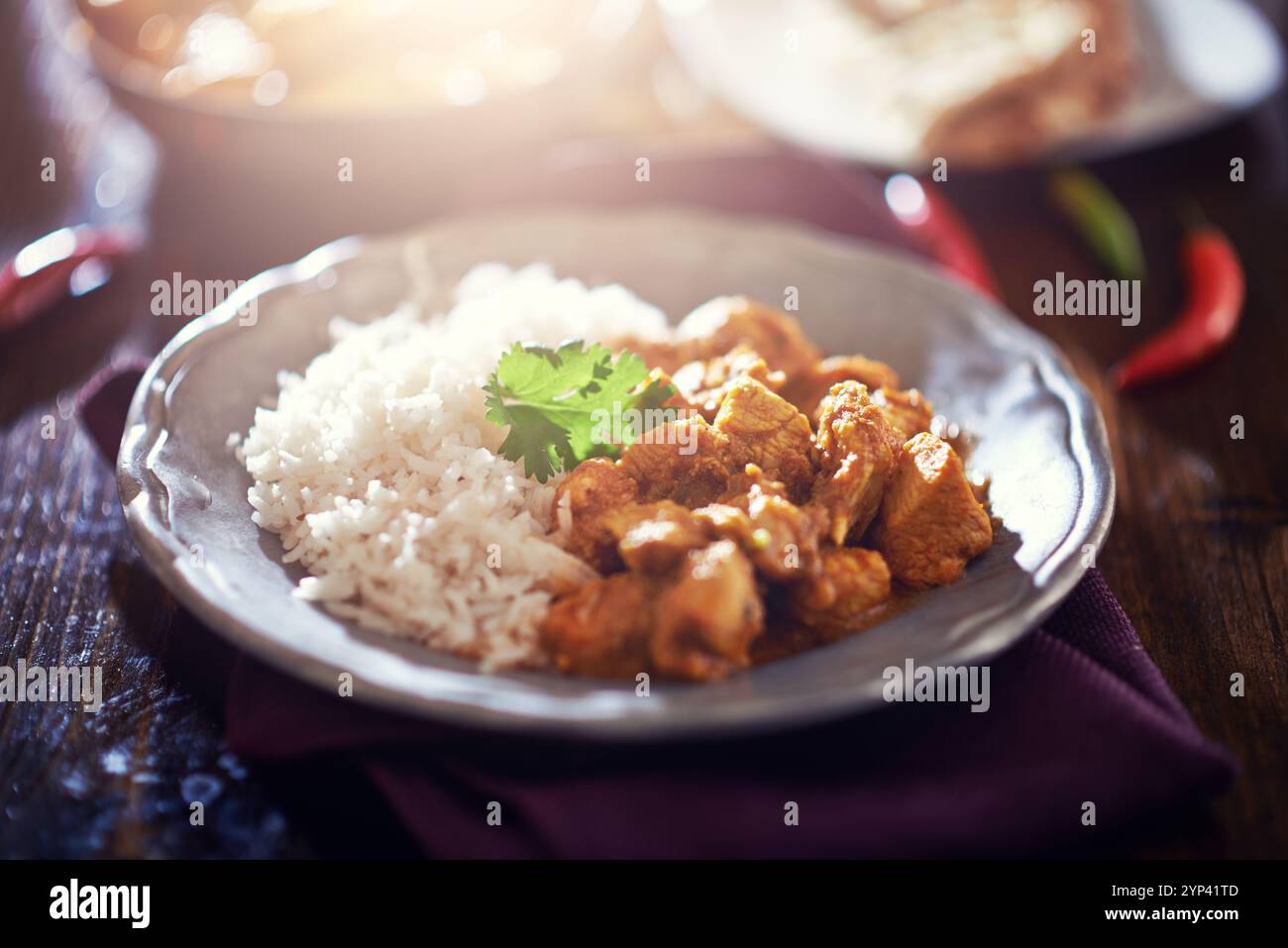 Immagine dai toni indiana di pollo al curry con riso basmati Foto Stock