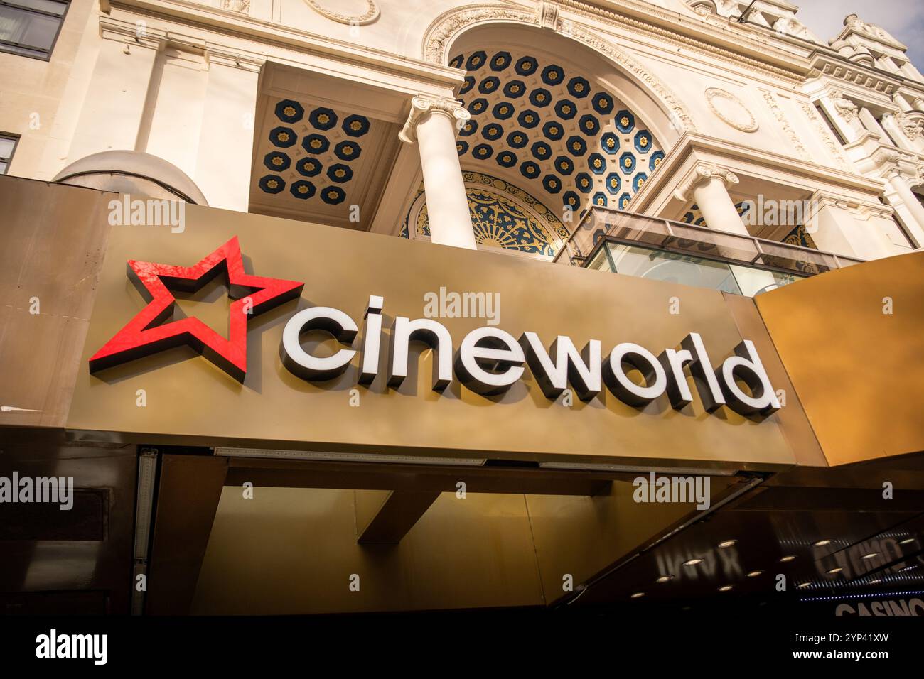 LONDRA - 25 NOVEMBRE 2024: Cinema Cineworld a Leicester Square, catena di cinema britannica. Foto Stock