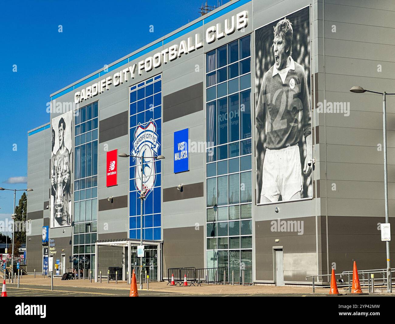 Cardiff, Galles – 14 settembre 2024: Vista esterna dello stadio di calcio Cardiff City FC a Leckwith, alla periferia della città - Immagine stock catturata con smartphone