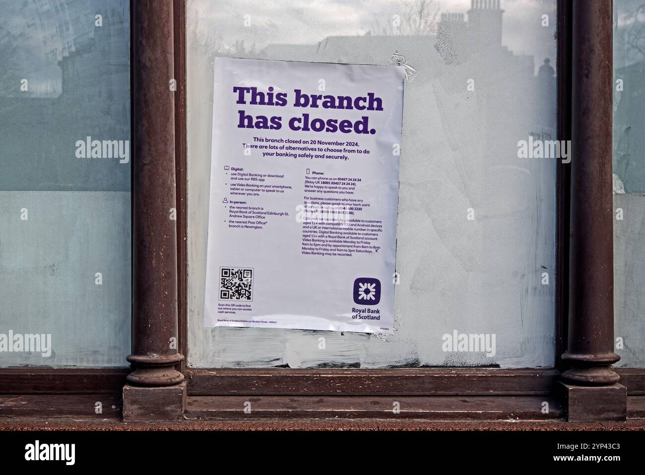 "Questa filiale ha chiuso" un avviso sulla finestra di una filiale della Royal Bank of Scotland a Edimburgo, Scozia, Regno Unito. Foto Stock