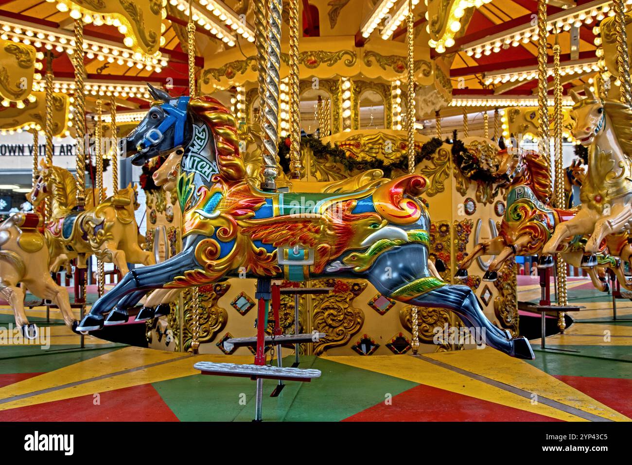 Giostra cavalli in giostra al Christmas Funfair di George Street, Edimburgo, Scozia, Regno Unito. Foto Stock