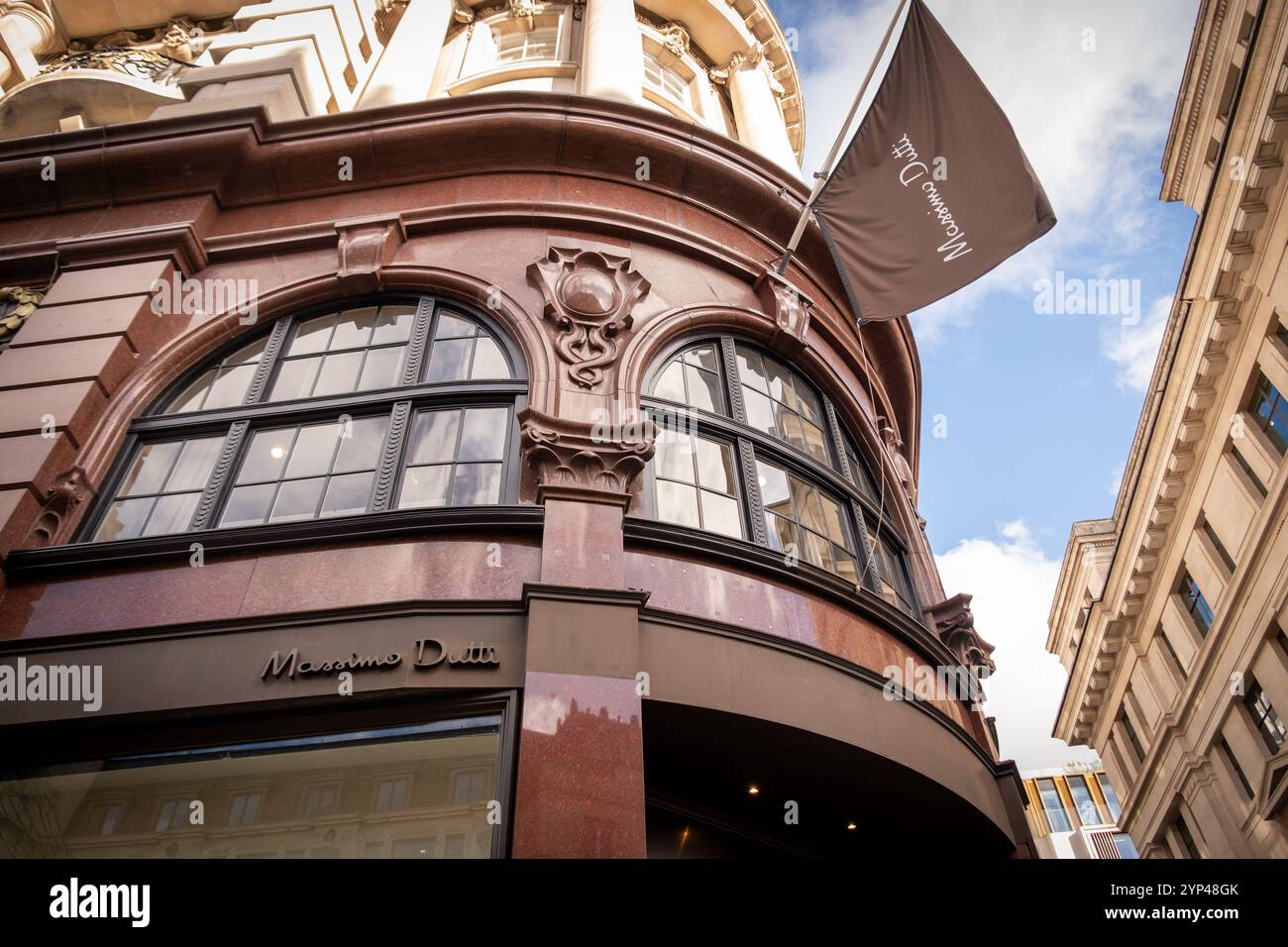 LONDRA - 25 NOVEMBRE 2024: Massimo Dutti flagship store su Regent Street, marchio di lusso italiano Foto Stock