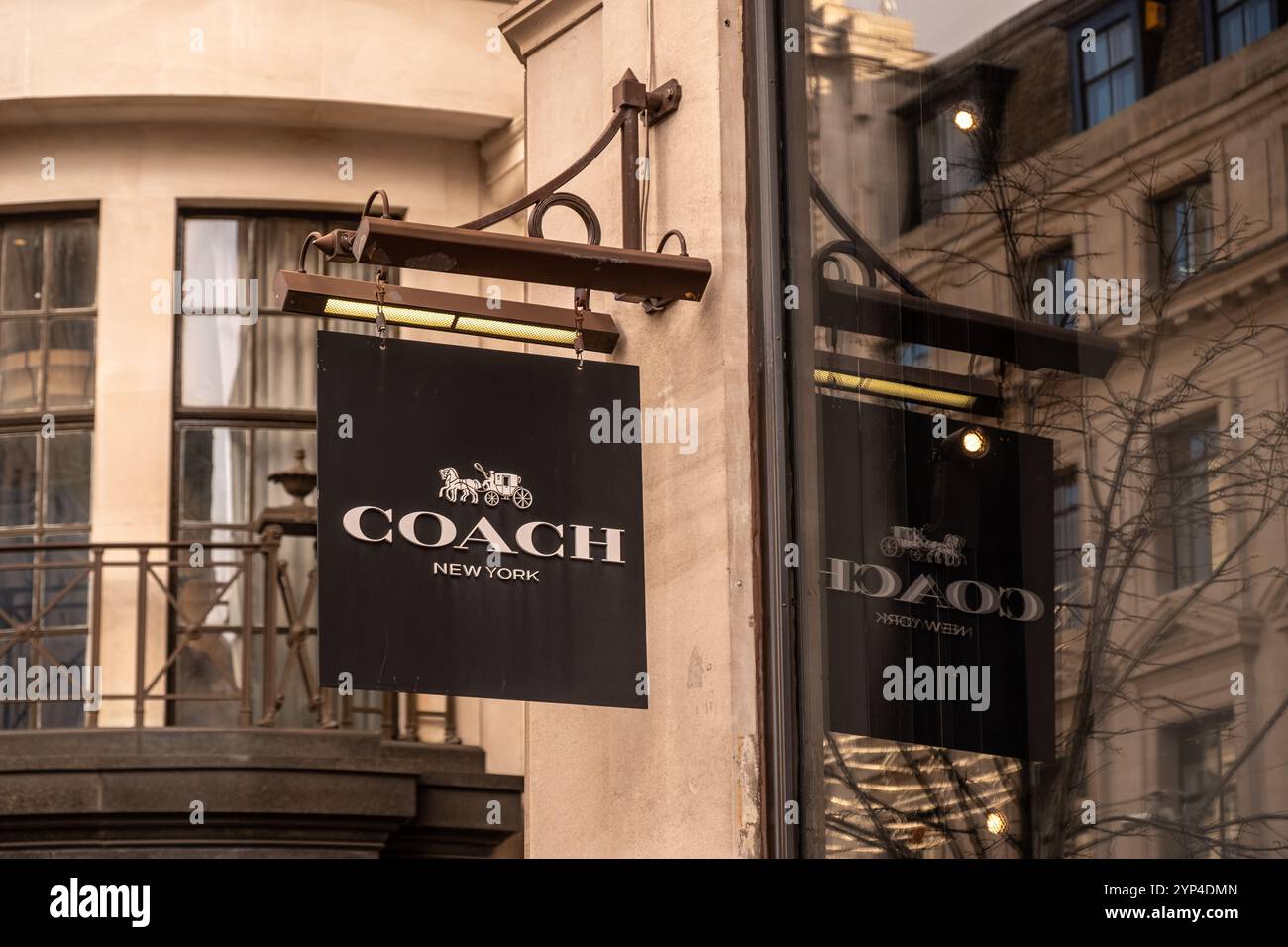 LONDRA - 25 NOVEMBRE 2024: Pullman su Regent Street, marchio americano di pelletteria alla moda Foto Stock