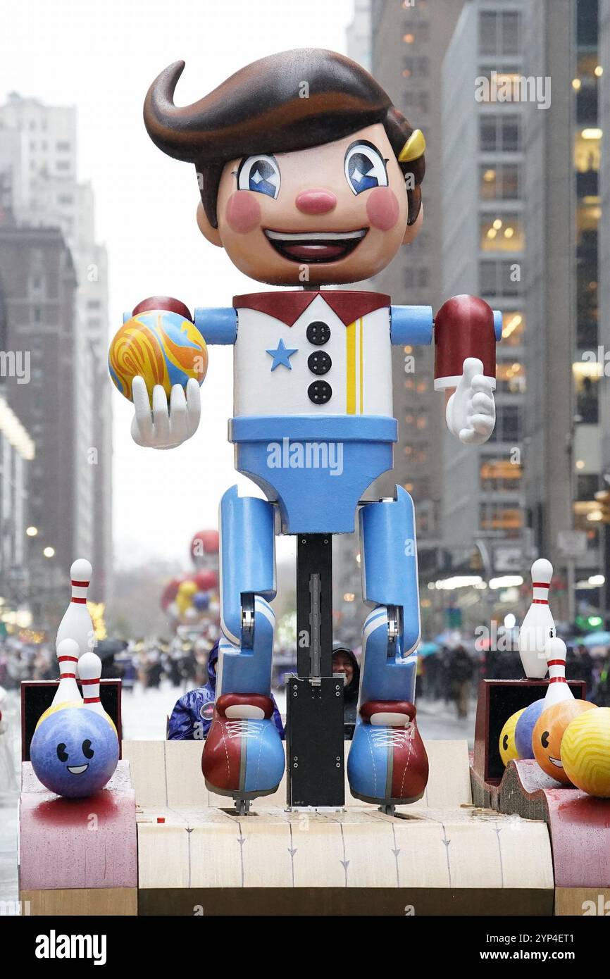 Go Bowling, Balloonicle Out and About per Macy's Thanksgiving Day Parade, Midtown Manhattan, New York, New York, novembre 28, 2024. foto di: Kristin Callahan/Everett Collection Foto Stock