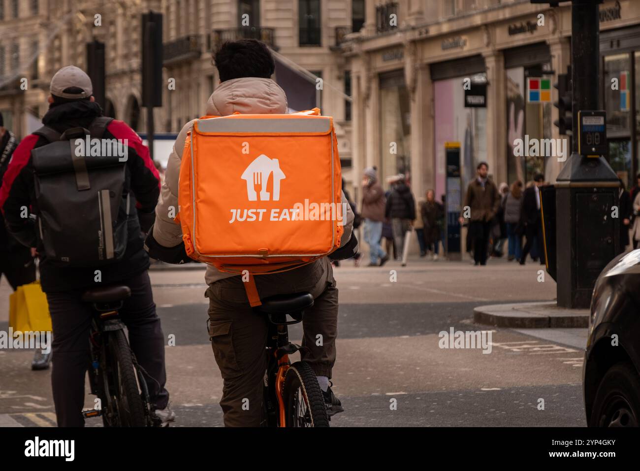 LONDRA - 25 NOVEMBRE 2024: Basta mangiare un addetto alla consegna in bicicletta a Oxford Street, nel centro di Londra Foto Stock
