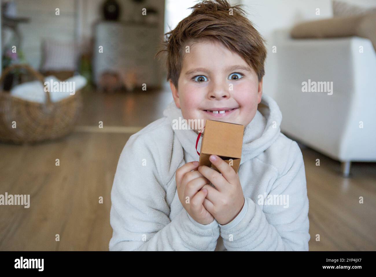 23 novembre 2024: Con occhi brillanti e un sorriso malizioso, un bambino prova la gioia delle cose semplici. Un simbolo di leggerezza infantile. *** MIT strahlenden Augen und einem verschmitzten Lächeln ein kind erlebt die Freude an einfachen Dingen. Ein Symbol für kindliche Unbeschwertheit. Foto Stock