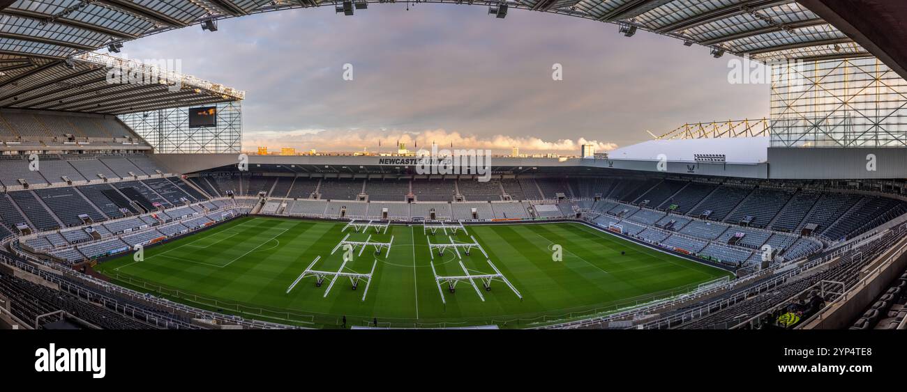 Un'ampia vista panoramica del St James' Park, la sede iconica del Newcastle United Football Club, inondata dalla luce soffusa della sera. La fotografia mostra il Foto Stock