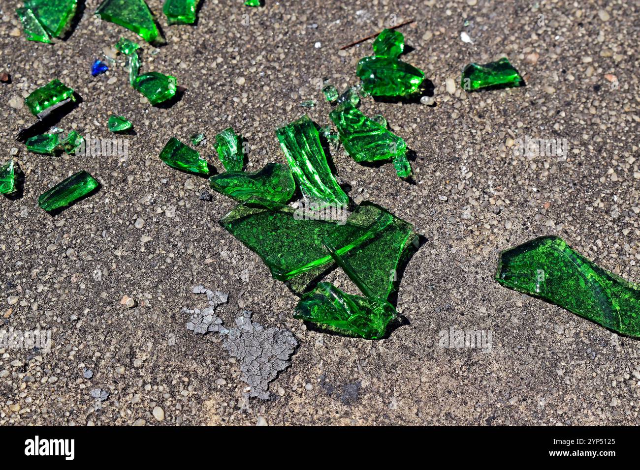 Vetro verde rotto su pavimento in cemento Foto Stock