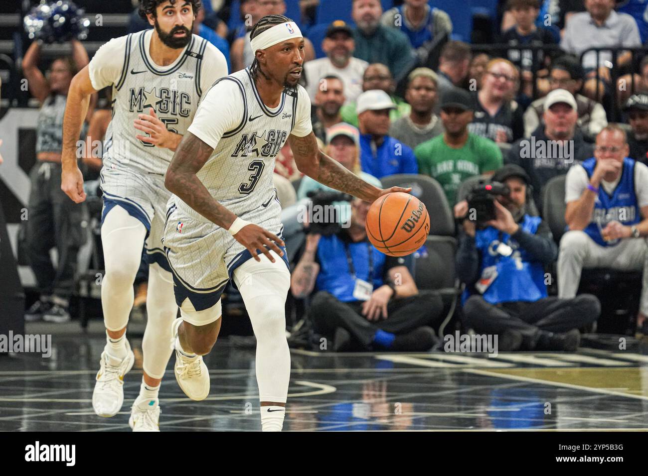 Orlando, Florida, Stati Uniti, 27 novembre 2024, Orlando Magic's Kentavious Caldwell-Pope 33 al Kia Center. (Foto: Marty Jean-Louis/Alamy Live News Foto Stock