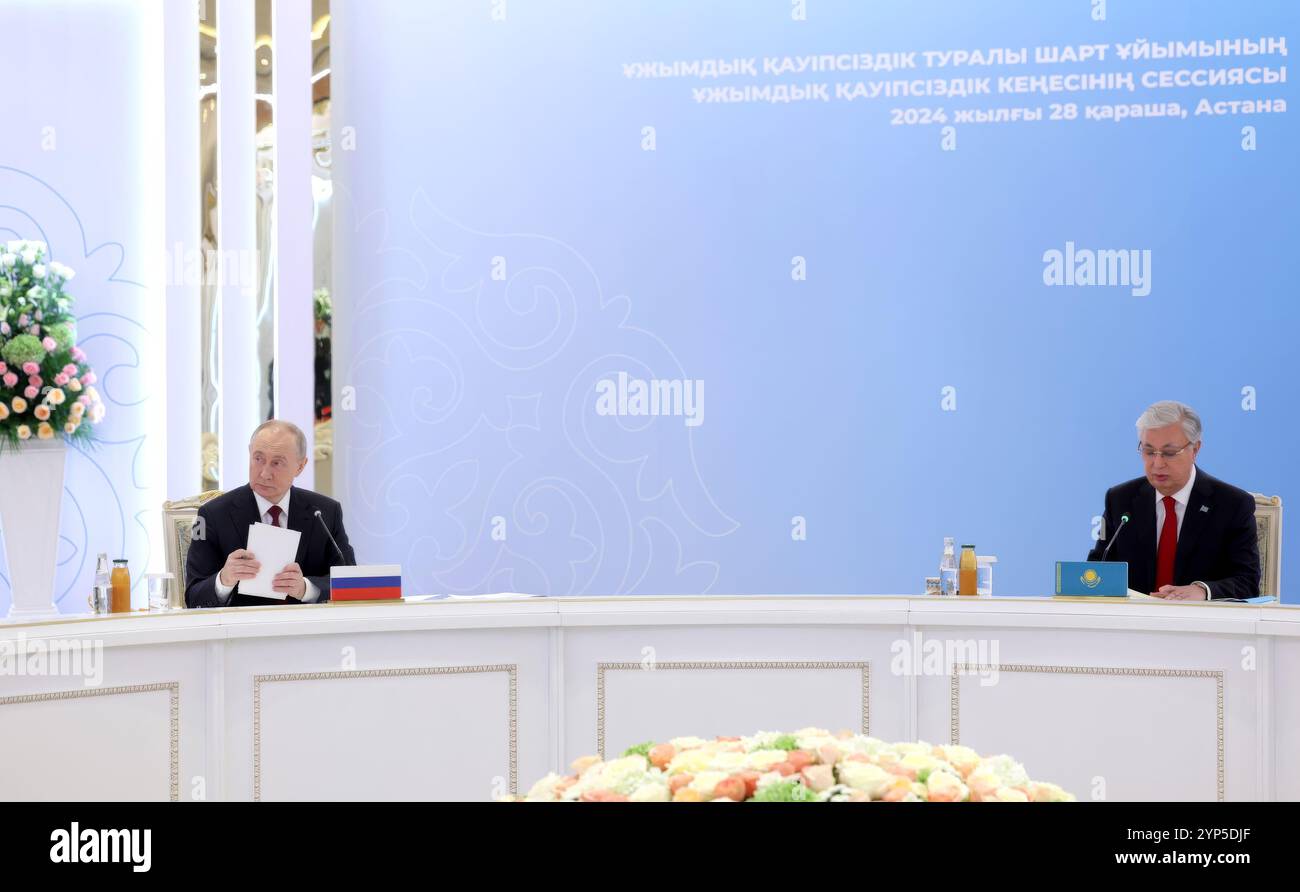 Astana, Kazakistan. 28 novembre 2024. Il Presidente russo Vladimir Putin e il Presidente del Kazakistan Kassym-Jomart Tokayev, a destra, durante la riunione del Consiglio di sicurezza collettiva dei capi di Stato del Vertice dell'Organizzazione del trattato di sicurezza collettiva tenutosi ad Astana, Kazakistan il 28 novembre 2024. Crediti: Gavriil Grigorov/piscina del Cremlino/Alamy Live News Foto Stock