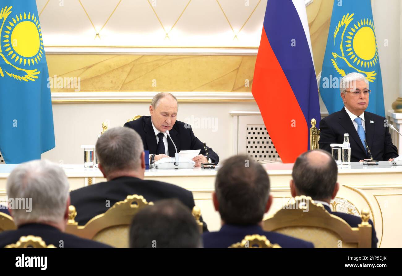 Astana, Kazakistan. 28 novembre 2024. Il presidente russo Vladimir Putin, a sinistra, pronuncia le sue osservazioni durante una cerimonia remota per aprire una filiale dell'Università nazionale kazaka al-Farabi presso l'Università statale di Omsk insieme al presidente kassym-Jomart Tokayev, a destra, dalla residenza presidenziale di Akorda, il 27 novembre 2024 ad Astana, Kazakistan. Crediti: Gavriil Grigorov/piscina del Cremlino/Alamy Live News Foto Stock