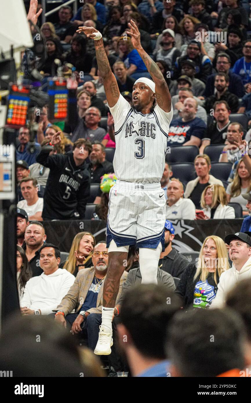Orlando, Florida, Stati Uniti, 27 novembre 2024, il Kentavious Caldwell-Pope 33 di Orlando Magic spara tre al Kia Center. (Foto: Marty Jean-Louis/Alamy Live News Foto Stock