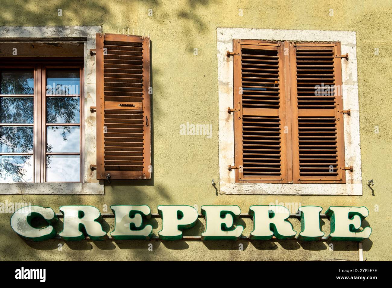 Annecy è una città alpina nel sud-est della Francia. Conosciuta per la sua Vieille Ville, con strade acciottolate, canali tortuosi e case color pastello e busi Foto Stock