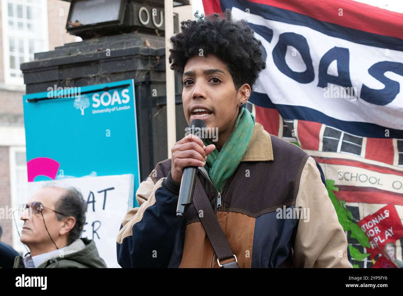 Londra, Regno Unito. 28 novembre 2024. Personale e studenti, Uniti da accademici e politici si radunano al di fuori della School of Oriental and African Studies (SOAS) per opporsi ai tentativi legali e di altro tipo da parte delle Università di Londra di limitare le proteste nel campus dimostrando solidarietà con i palestinesi che, secondo la Corte internazionale di giustizia, stanno subendo un genocidio plausibile per mano di Israele, il cui leader, Benjamin Netanyahu, è ricercato dalla Corte penale internazionale (ICC) per presunti crimini contro l'umanità. Crediti: Ron Fassbender/Alamy Live News Foto Stock