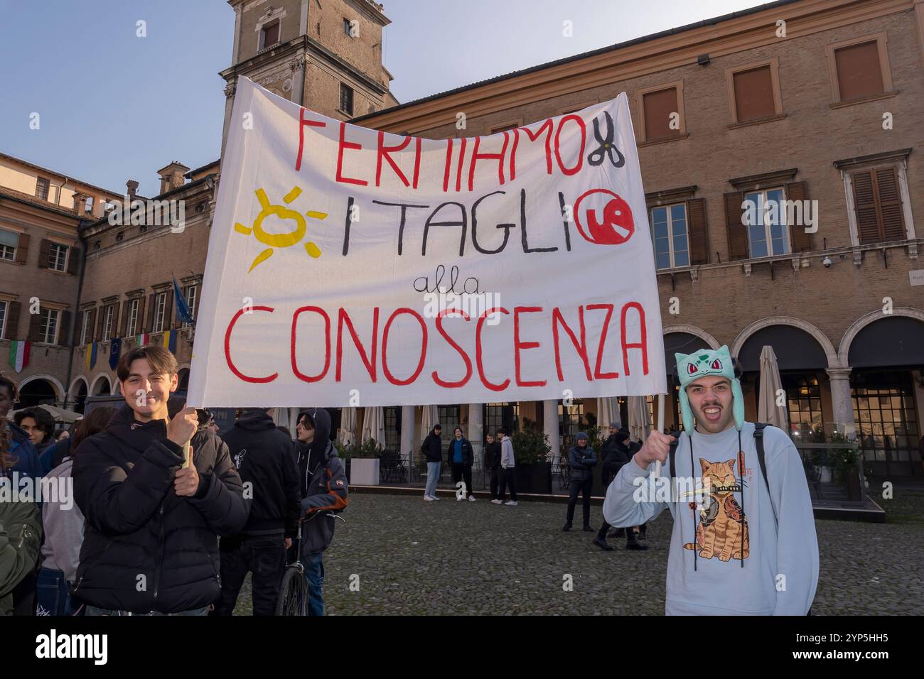 Gli studenti protestano contro i tagli del governo all'istruzione, sostenendo i diritti costituzionali, un sistema scolastico inclusivo per tutti. Modena, Italia, Europa Foto Stock