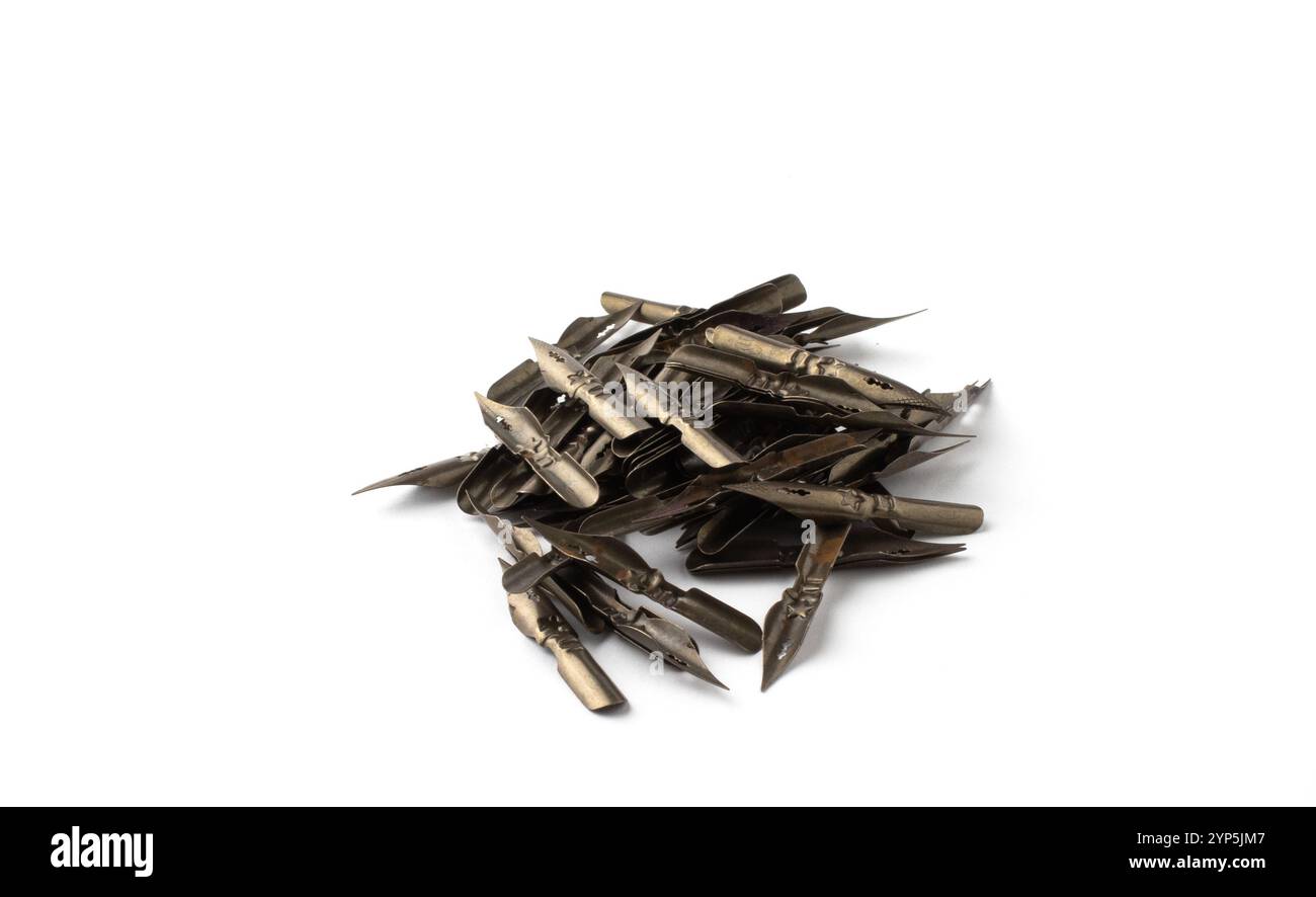 Raffigurati pennini in metallo vintage Star per scrivere con inchiostro su sfondo bianco. Foto Stock