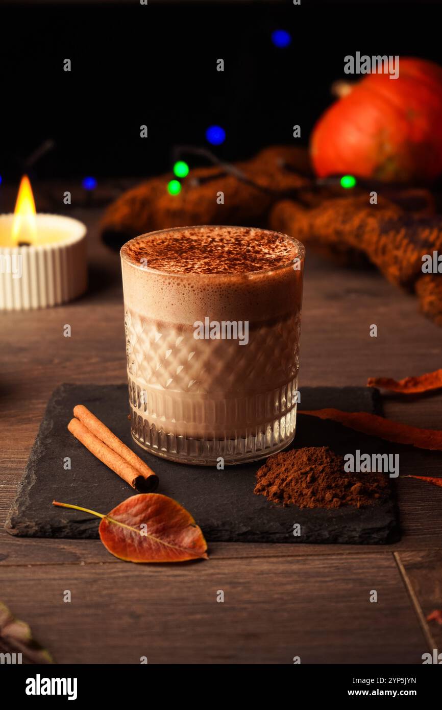 Goditi il gusto morbido del cacao. Un mix di cioccolato ricco, latte caldo e dolcezza leggera crea la bevanda più confortevole Foto Stock