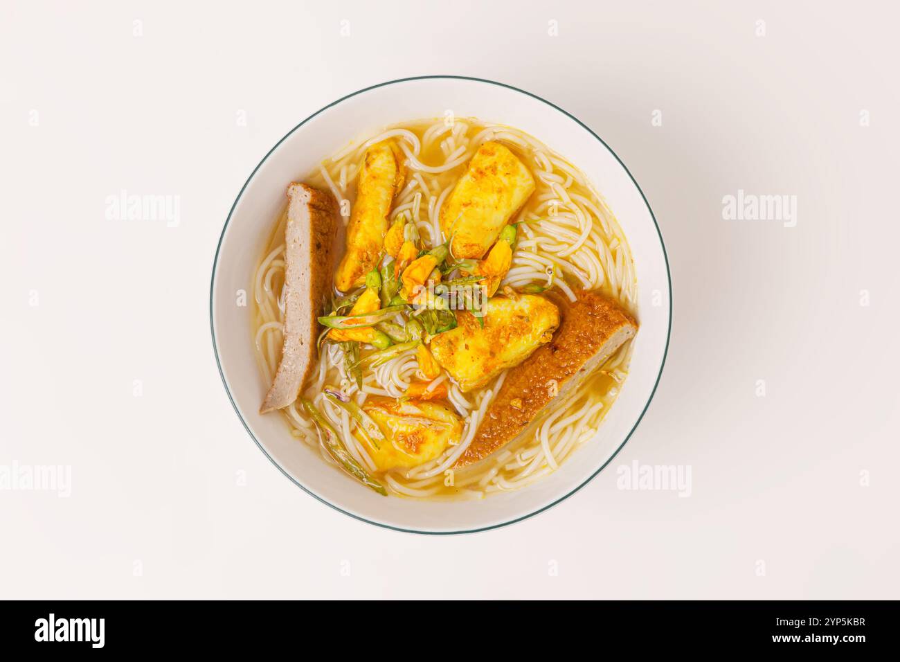 Banh Canh CA Loc Mien Tay, zuppa spessa di spaghetti di riso con pesce testa di serpente, vista dall'alto Foto Stock