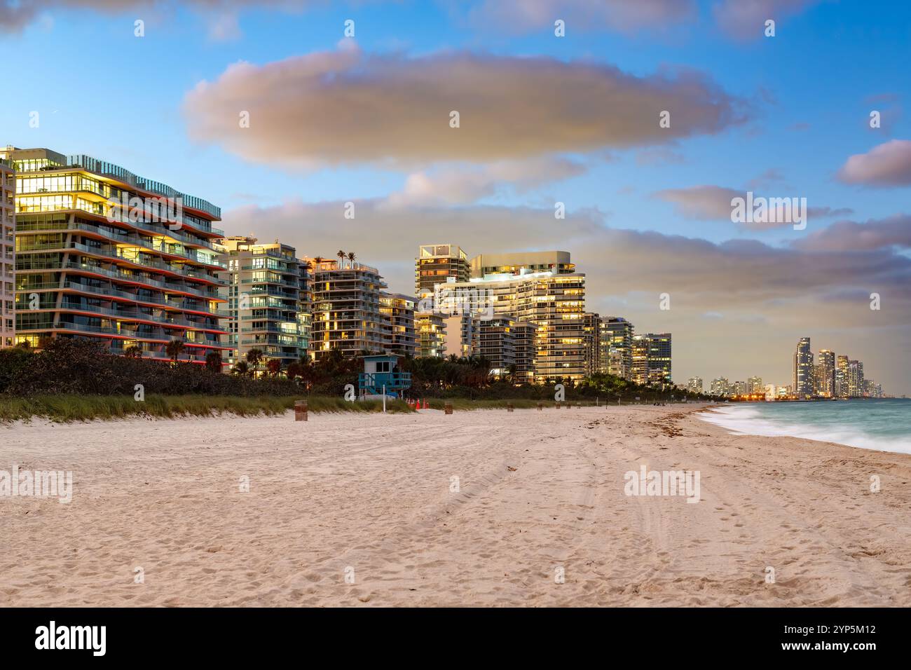 Skyline di edifici a Surfside Beach a Miami, Stati Uniti Foto Stock