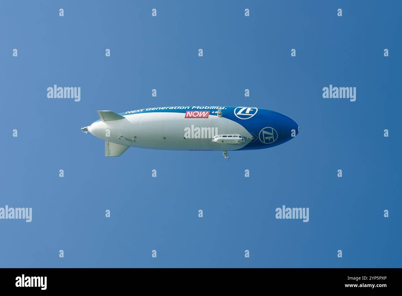 Zeppelin di ZF Friedrichshafen AG nel cielo sopra il lago di Costanza, Bodensee vicino a Friedrichshafen in Germania Foto Stock