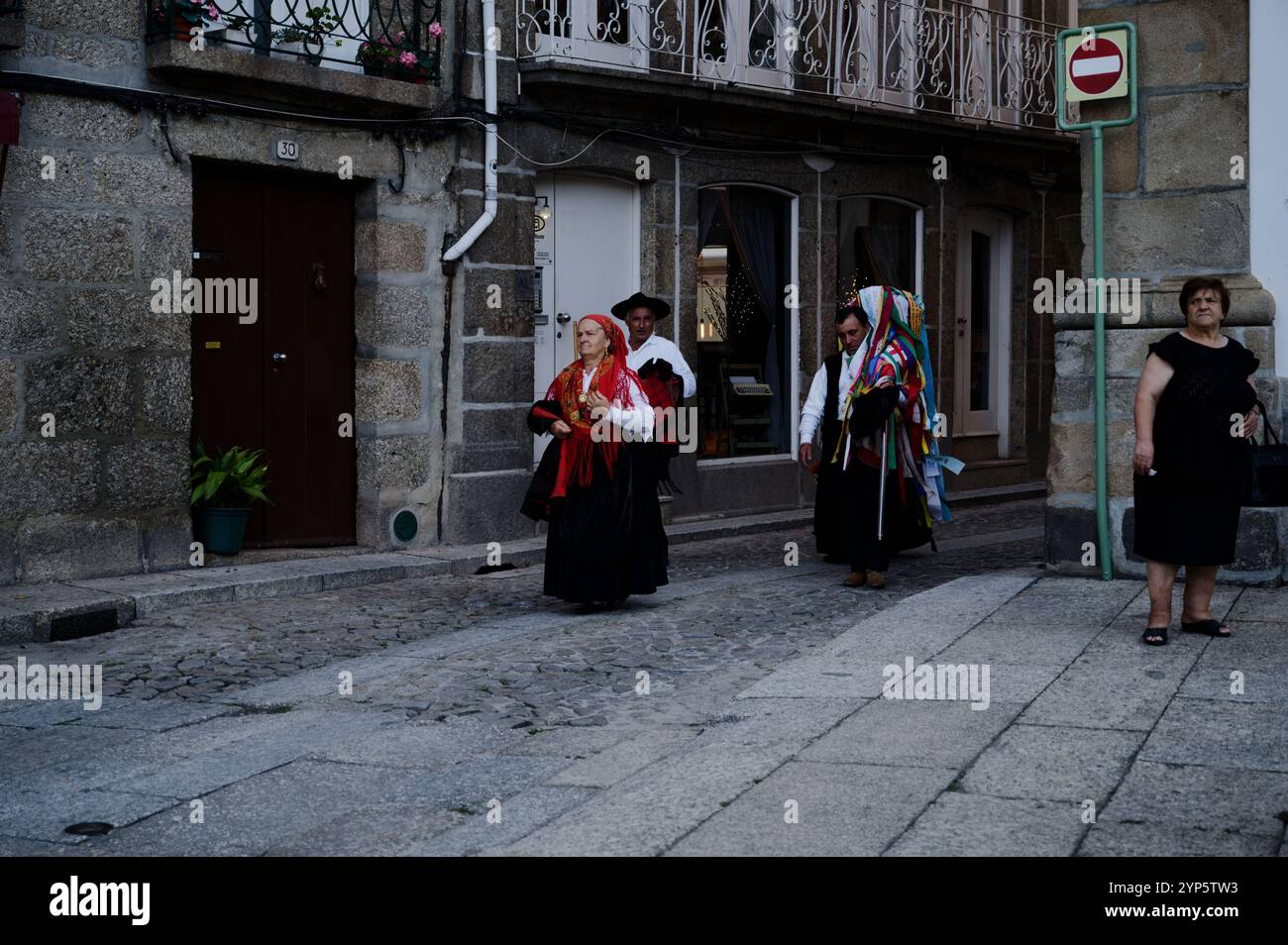 I tradizionali artisti portoghesi sfilano per le strade storiche di Guimaraes durante i festival della città Foto Stock