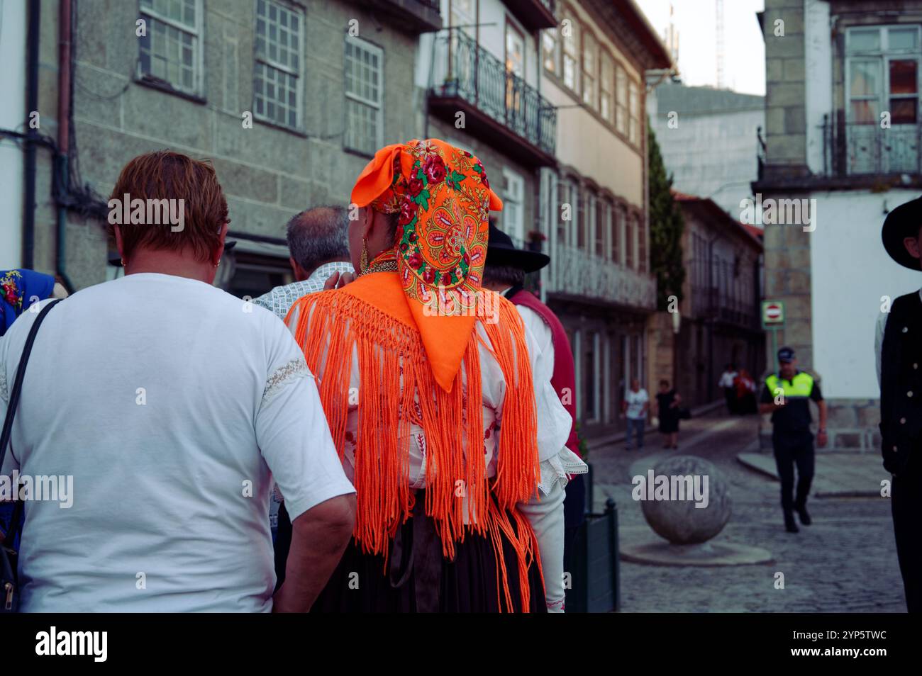 Donna in un vivace abbigliamento tradizionale con intricati ricami ai festival della città di Guimaraes Foto Stock