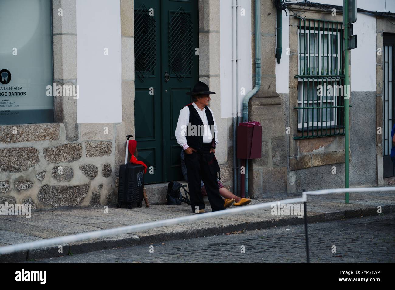 Uomo in tradizionale abbigliamento portoghese riposa durante le Festas Gualterianas Foto Stock