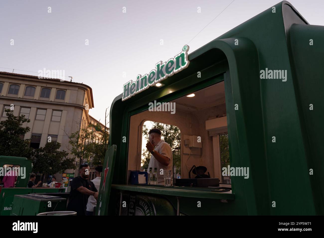 Lo stand Heineken serve bevande ai vivaci festival della città di Guimaraes Foto Stock