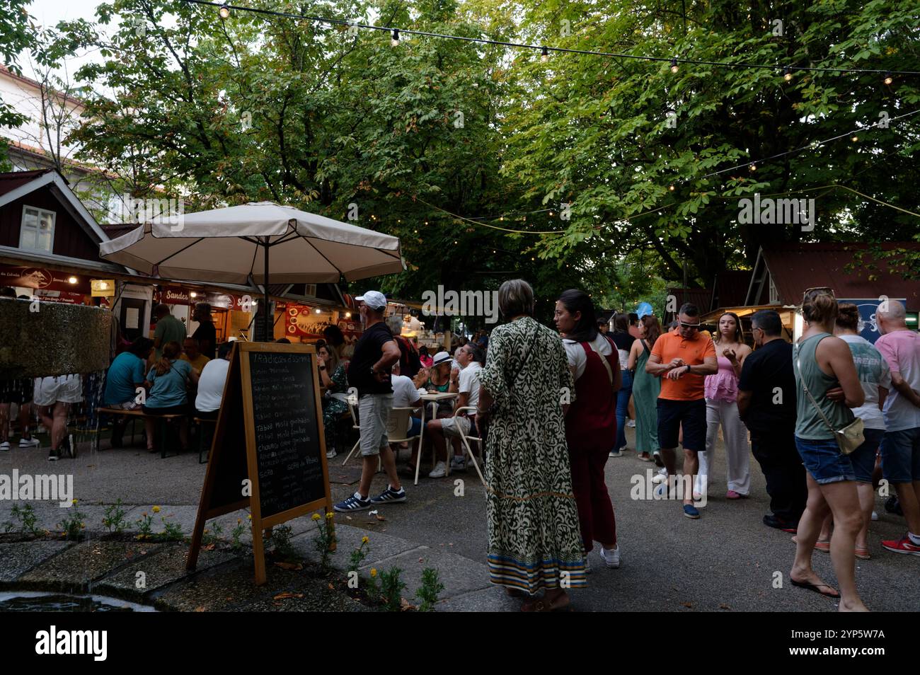 Affascinanti bancarelle di cibo e posti a sedere all'aperto danno vita ai festival della città di Braga Foto Stock