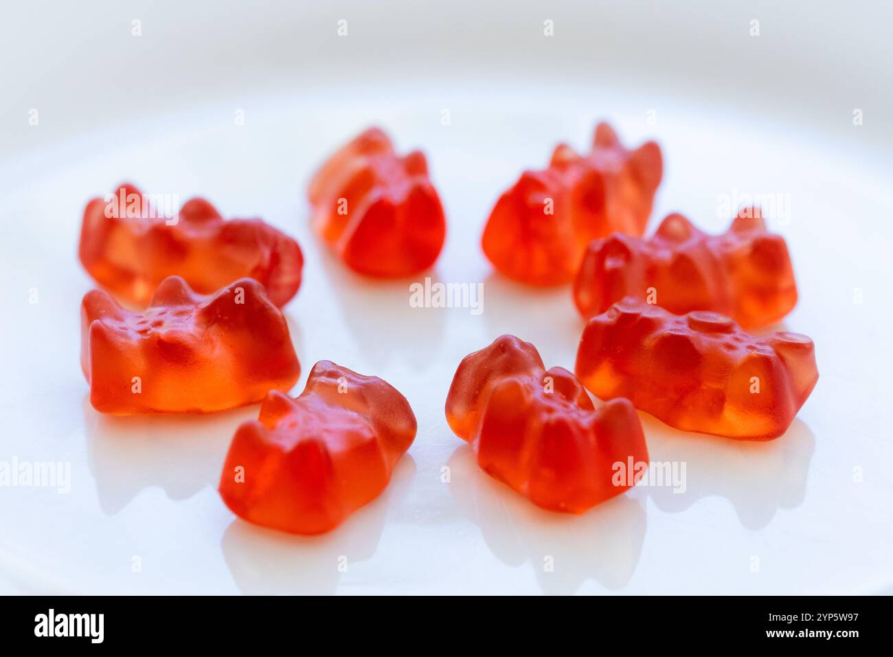 foto in studio di un cerchio di orsi di gelatina rossa. Si trova su uno sfondo bianco pulito. Concetto di mangiare dolce, cose dolci e carine e zucchero in eccesso Foto Stock
