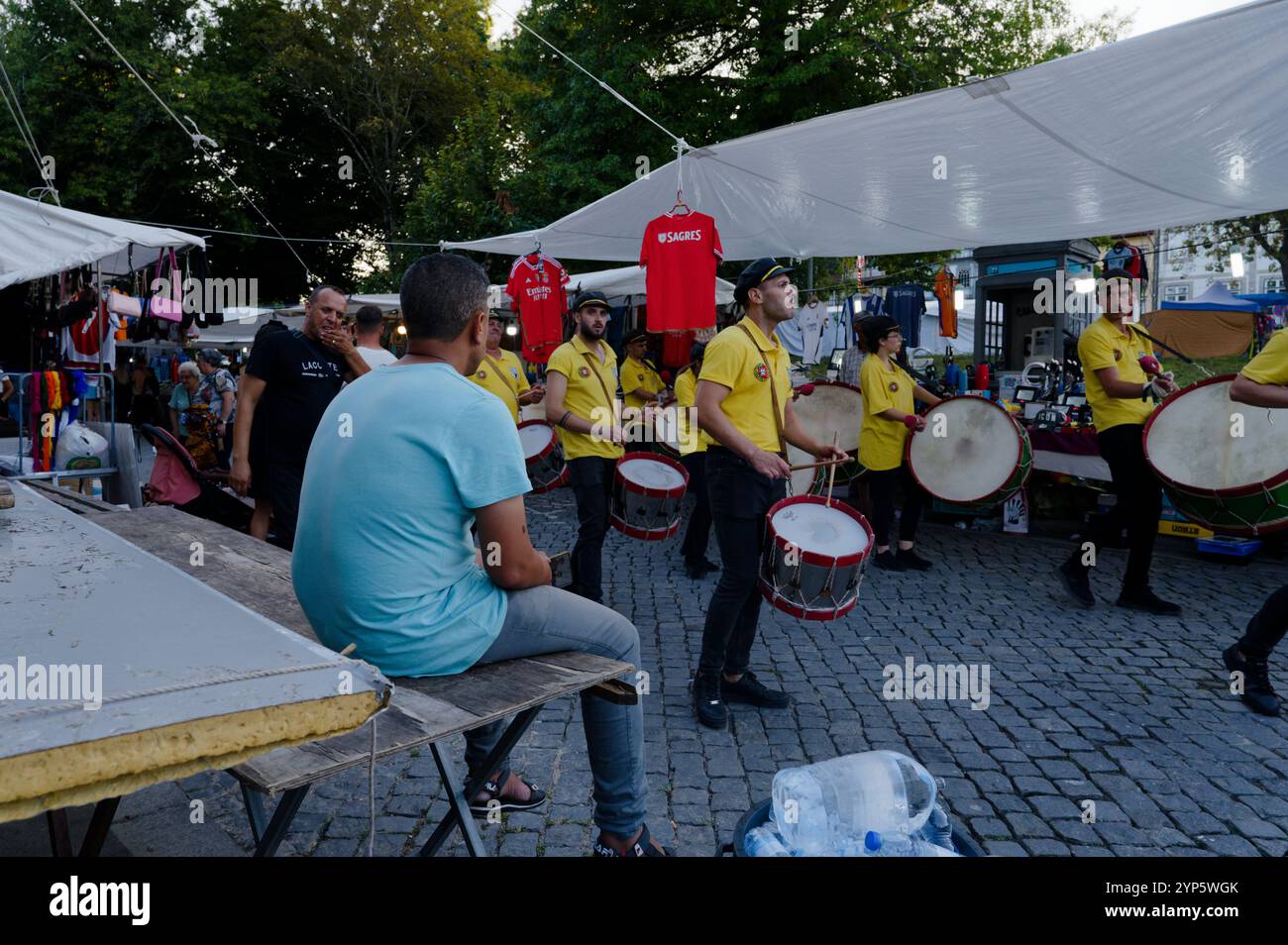 I batteristi energici portano il ritmo al vivace mercato durante i festival della città Foto Stock