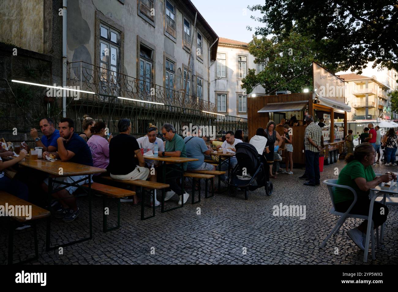 Persone che si godono una cena informale all'aperto ai festival della città di Guimarães Foto Stock
