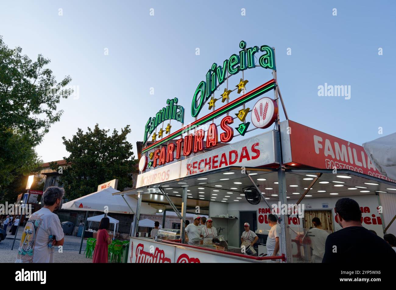Lo stand Familia Oliveira churros e farturas illumina i festival della città di Braga Foto Stock