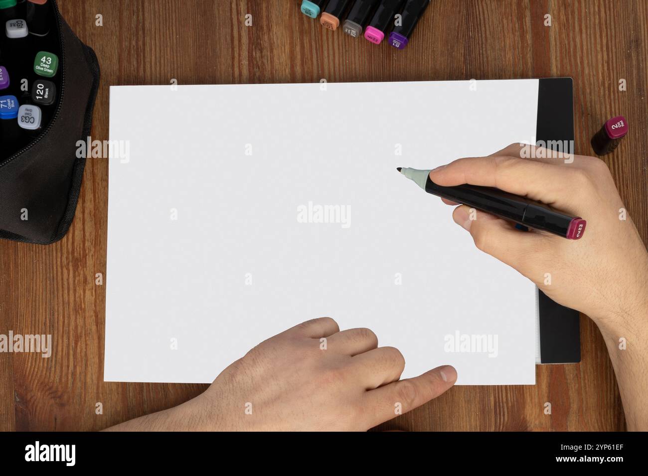 Mockup di carta bianca con mano da disegno Foto Stock