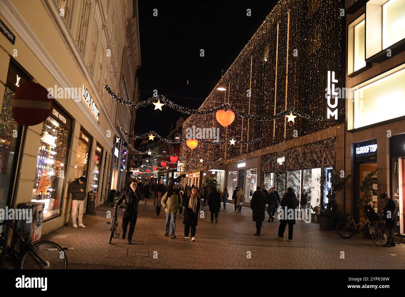 Copenhagen/ Danimarca/28 novembre 2024/stroeget een decorare con cuori e stelle con i battesimi soirit su stroeget danuish hub finanziario di strada pedestrain finanziario steert turisti e acquirenti godono di decorazioni natalizie a Copenhagen. Foto. Francis Joseph Dean/Dean Pictures non per uso commerciale Foto Stock