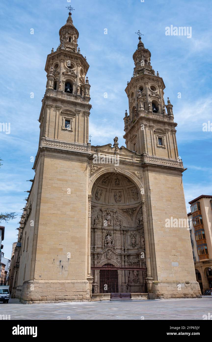 Logrono, Spagna - 26 maggio 2024: Il fronte della Cattedrale di Santa María a Logrono Foto Stock