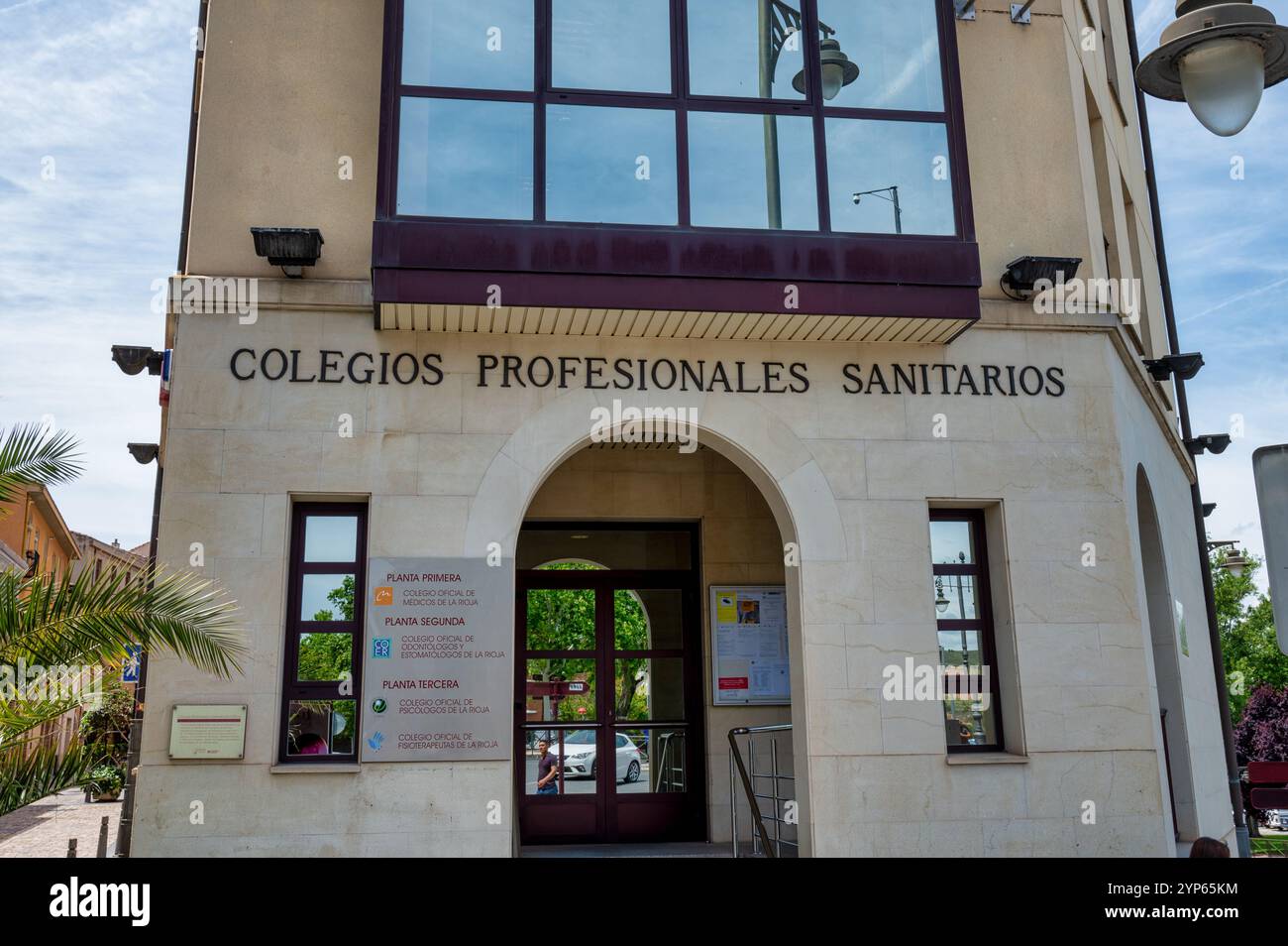 Logrono, Spagna - 26 maggio 2024: L'ingresso alle associazioni sanitarie professionali a Logrono Foto Stock