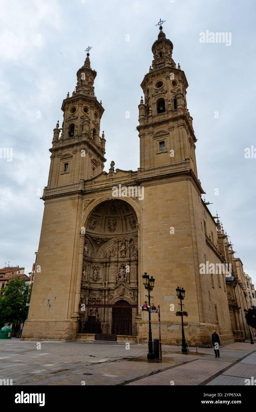 Logrono, Spagna - 26 maggio 2024: Il fronte della Cattedrale di Santa María a Logrono Foto Stock