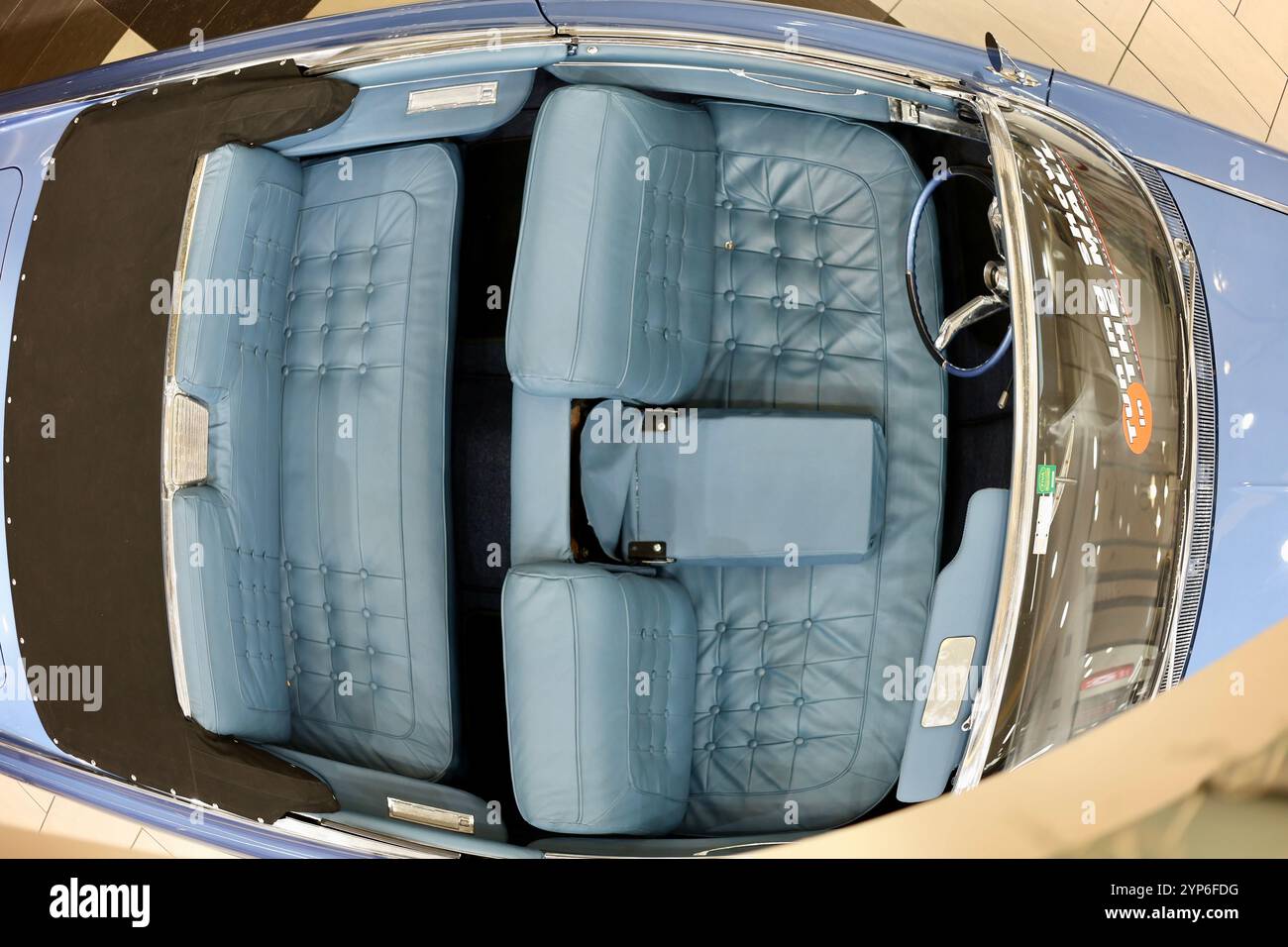 Una collezione di auto classiche e di lusso restaurate esposte in una mostra di auto d'epoca. Modelli iconici dagli anni '1950 agli anni '1970 con un design elegante, Foto Stock