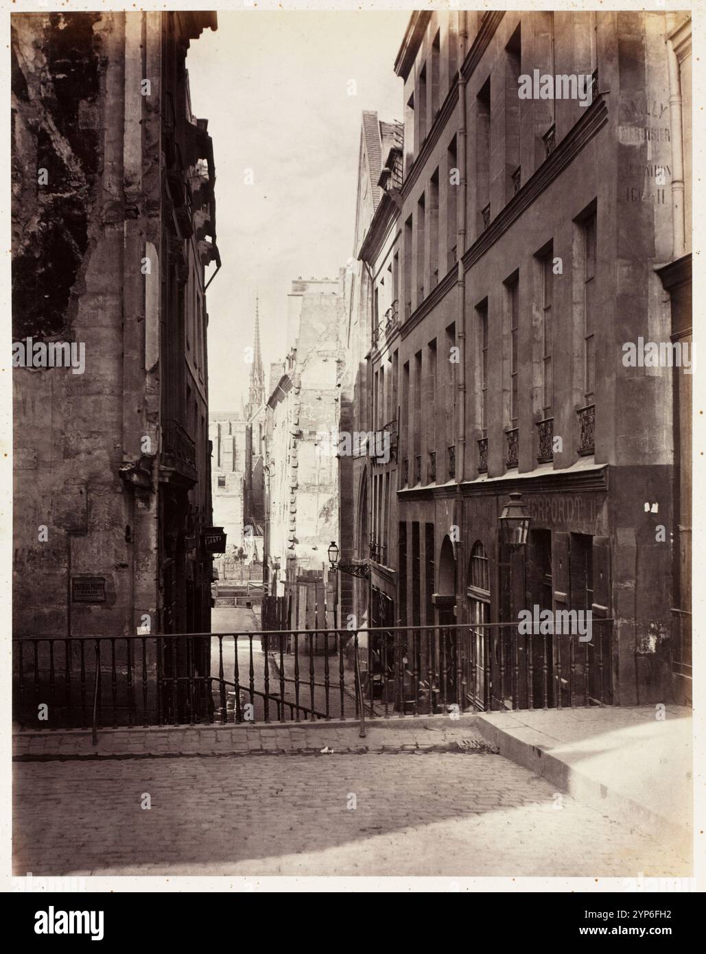 Rue Jean-de-Beauvais. Vue pry de la rue des Écoles vers la Boulevard Saint-Germain, en travaux. Charles Marville. 1865-1869. L'albumina viene stampata da collodion umido negativo. Foto Stock