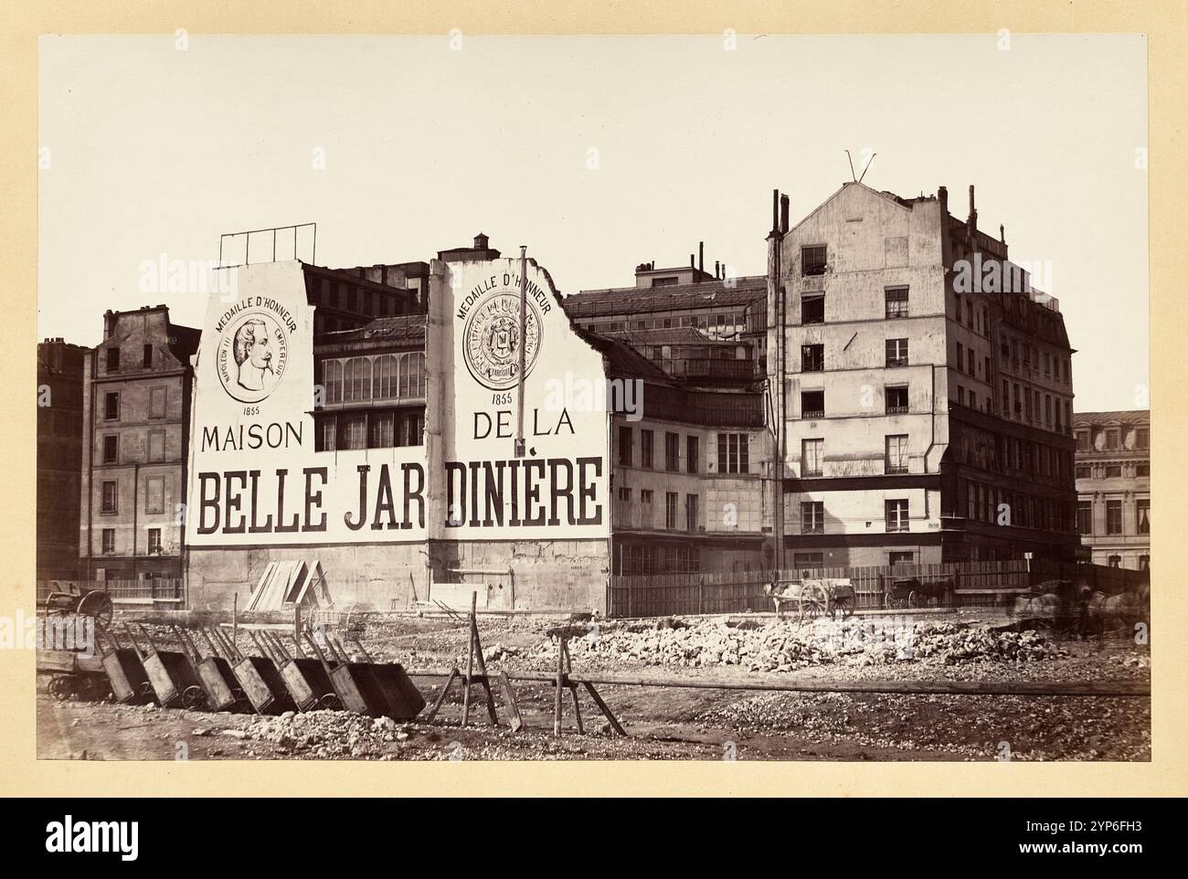 La Belle Jardinère: le magasin de la rue de la Cité pendant sa demolition, Parigi. Attribuito a Charles Marville. 1864-66. Stampa di albume da collodion negativo, Foto Stock