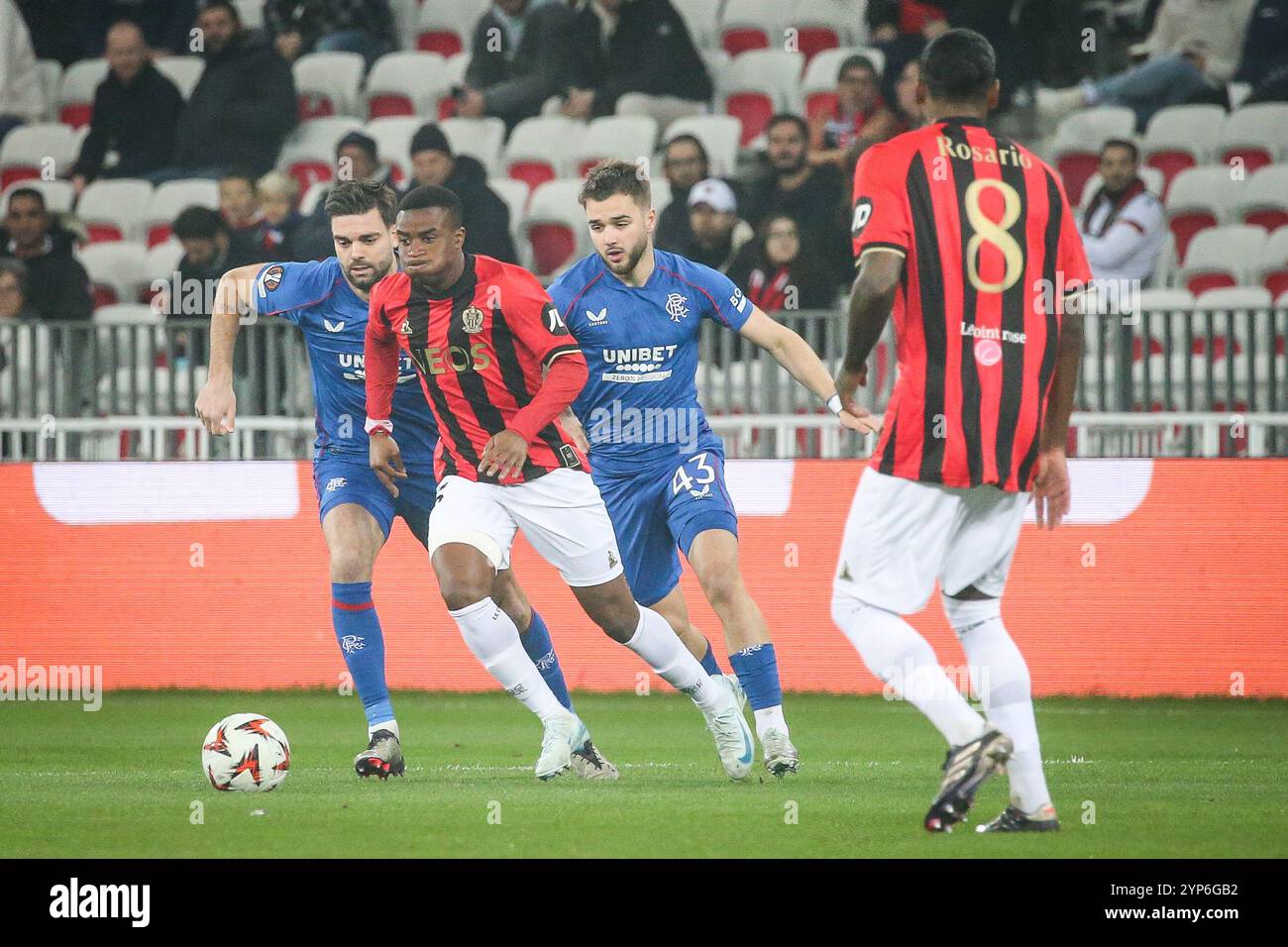 Bene, Francia. 28 novembre 2024. Robin PROPPER dei Glasgow Rangers, Youssoufa MOUKOKO di Nizza e Nicolas RASKIN dei Glasgow Rangers durante la partita di calcio UEFA Europa League, fase MD5 tra OGC Nice e Rangers FC il 28 novembre 2024 all'Allianz Riviera di Nizza, Francia - foto Matthieu Mirville/DPPI credito: DPPI Media/Alamy Live News Foto Stock