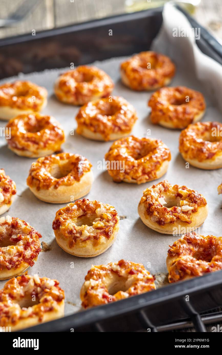 Mini bagel per pizza su carta da forno. Foto Stock