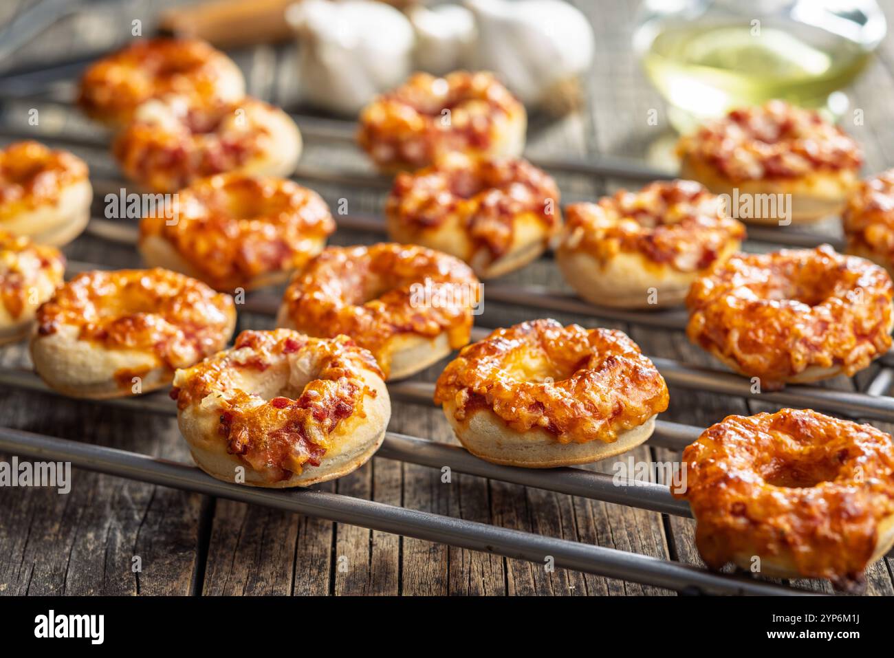 Mini bagel per pizza su un tavolo di legno. Foto Stock