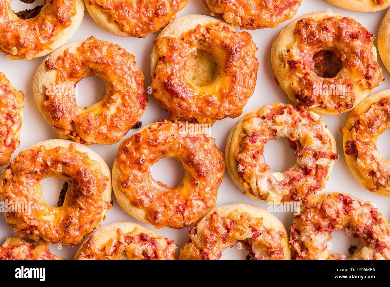 Un mini bagel per pizza. Vista dall'alto. Foto Stock