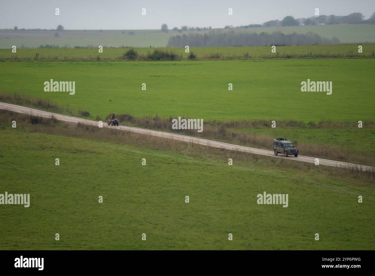 Un convoglio di quad quad quad dell'esercito britannico, quattro ruote, fuoristrada, che percorre una pista sterrata Foto Stock