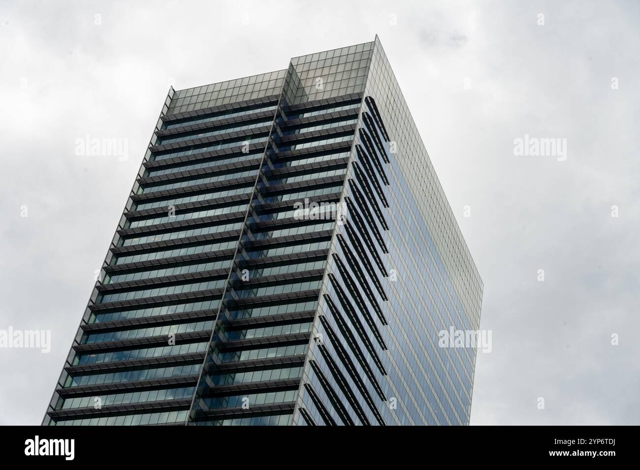 20 - 2023 febbraio Kuala Lumpur - gli alti edifici di vetro di Kuala Lumpur sono una miscela impressionante di architettura moderna e sofisticazione urbana Foto Stock