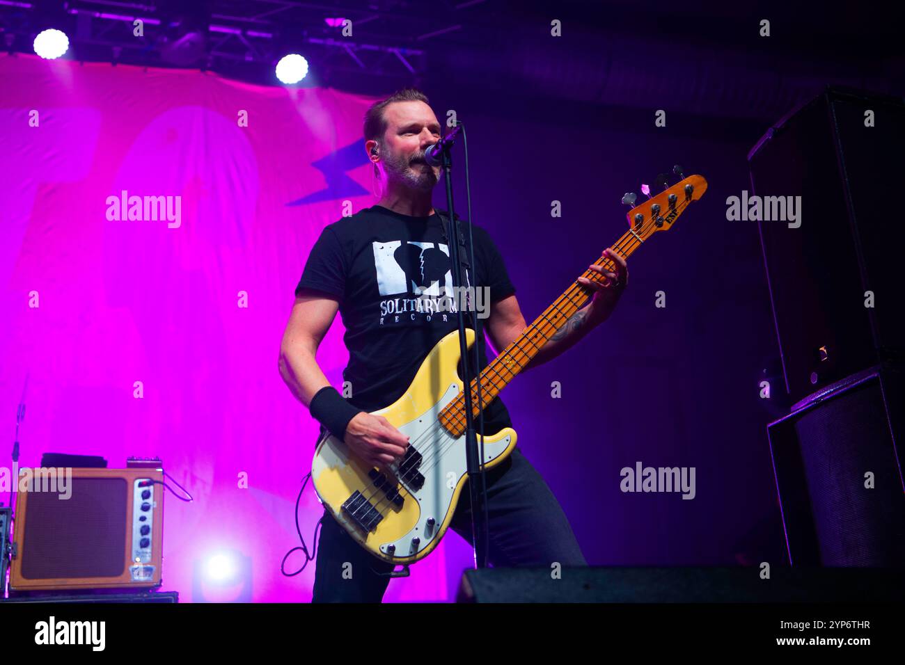 Il gruppo punk rock tedesco Donots si esibisce all'Huxleys Neue Welt di Berlino, in Germania, per il tour celebrativo dei 30 anni. Foto Stock
