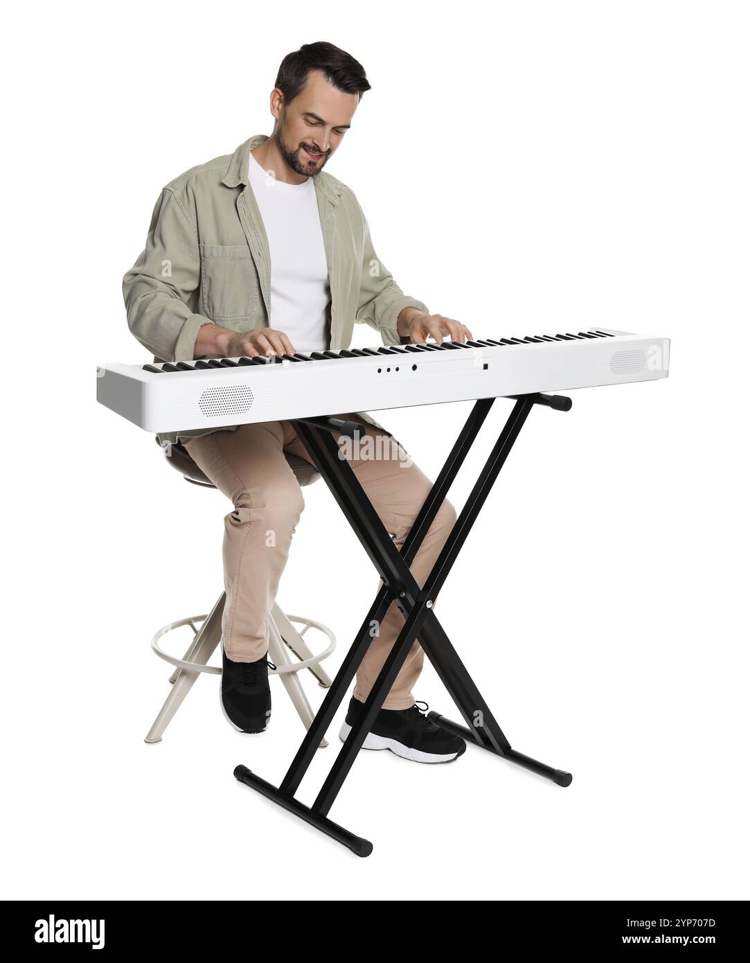 Uomo barbuto che suona sintetizzatore su sfondo bianco Foto Stock